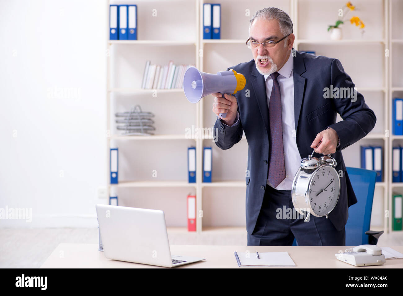 Weißen bärtigen alten Geschäftsmann Mitarbeiter unzufrieden mit übermäßigen nicht Stockfoto