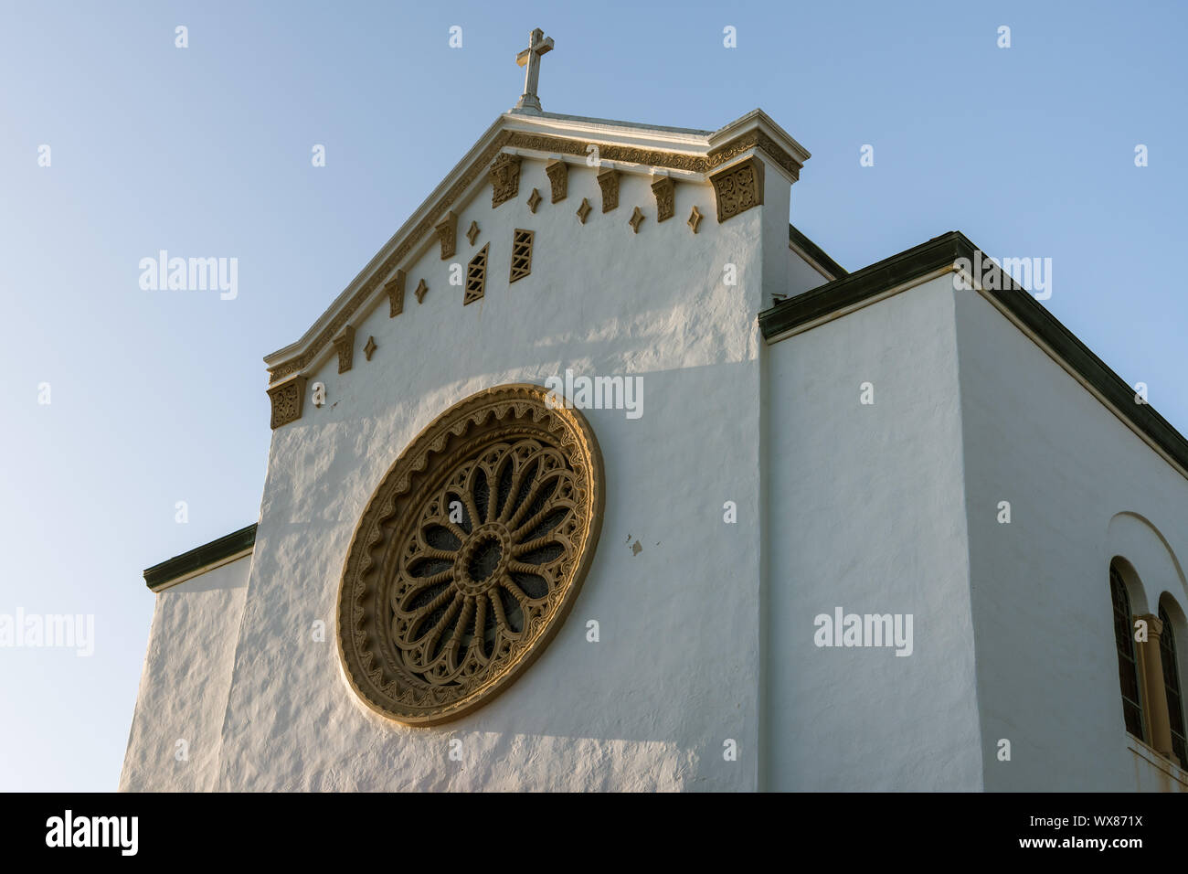 Dramatische Abend Licht beleuchtet die weiß verputzten Fassade eines alten Kirche - der Schmerzhaften Muttergottes Kirche in Santa Barbara, Kalifornien Stockfoto