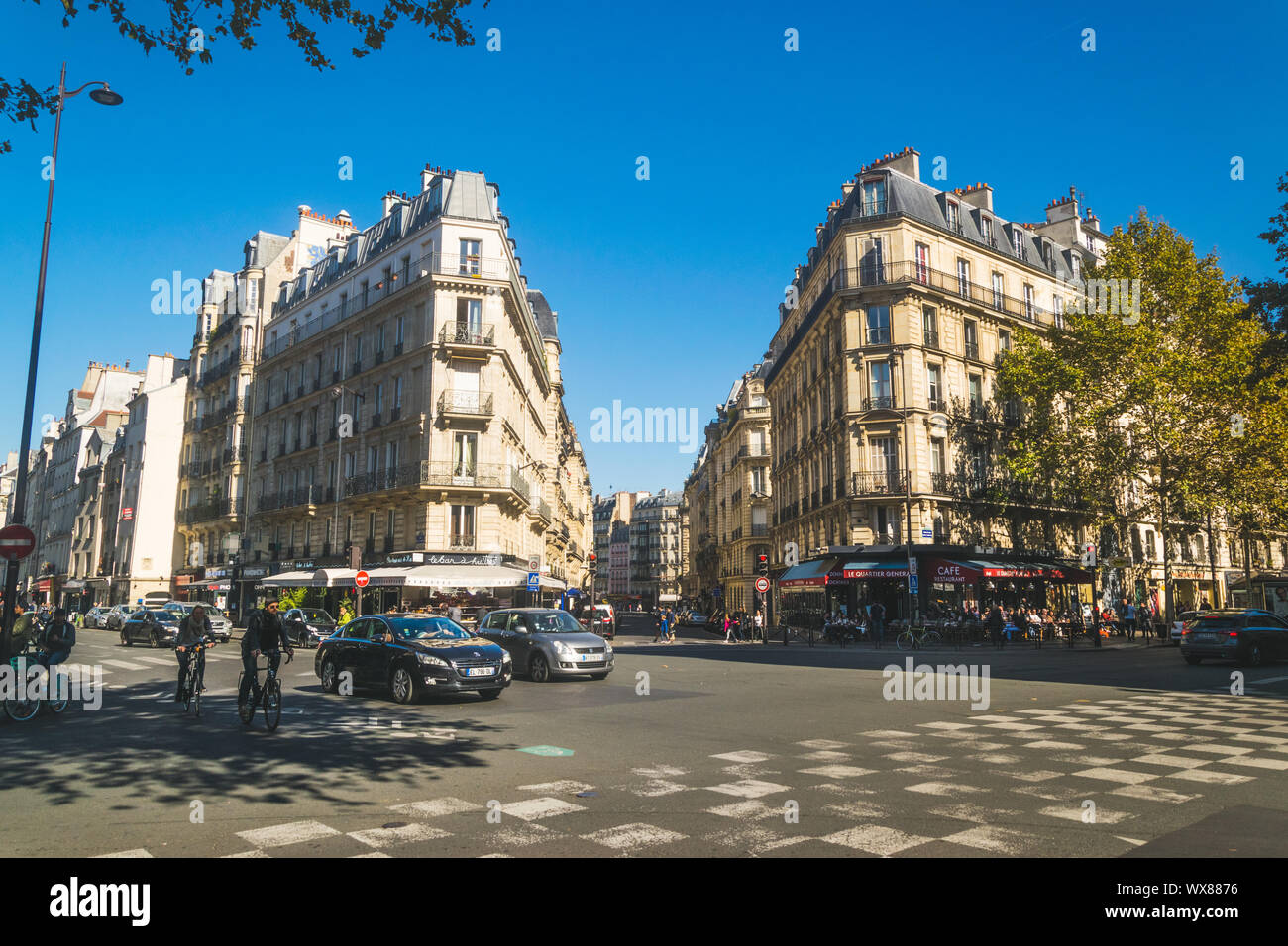 PARIS, Frankreich, 02. Oktober 2018: Eine der vielen schönen Straßen in Paris auf sonnigen Tag Stockfoto