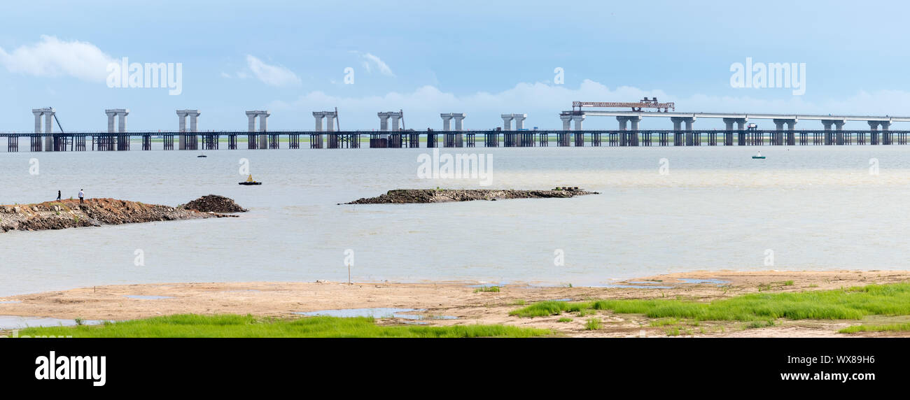 Brückenbau panorama auf See Stockfoto