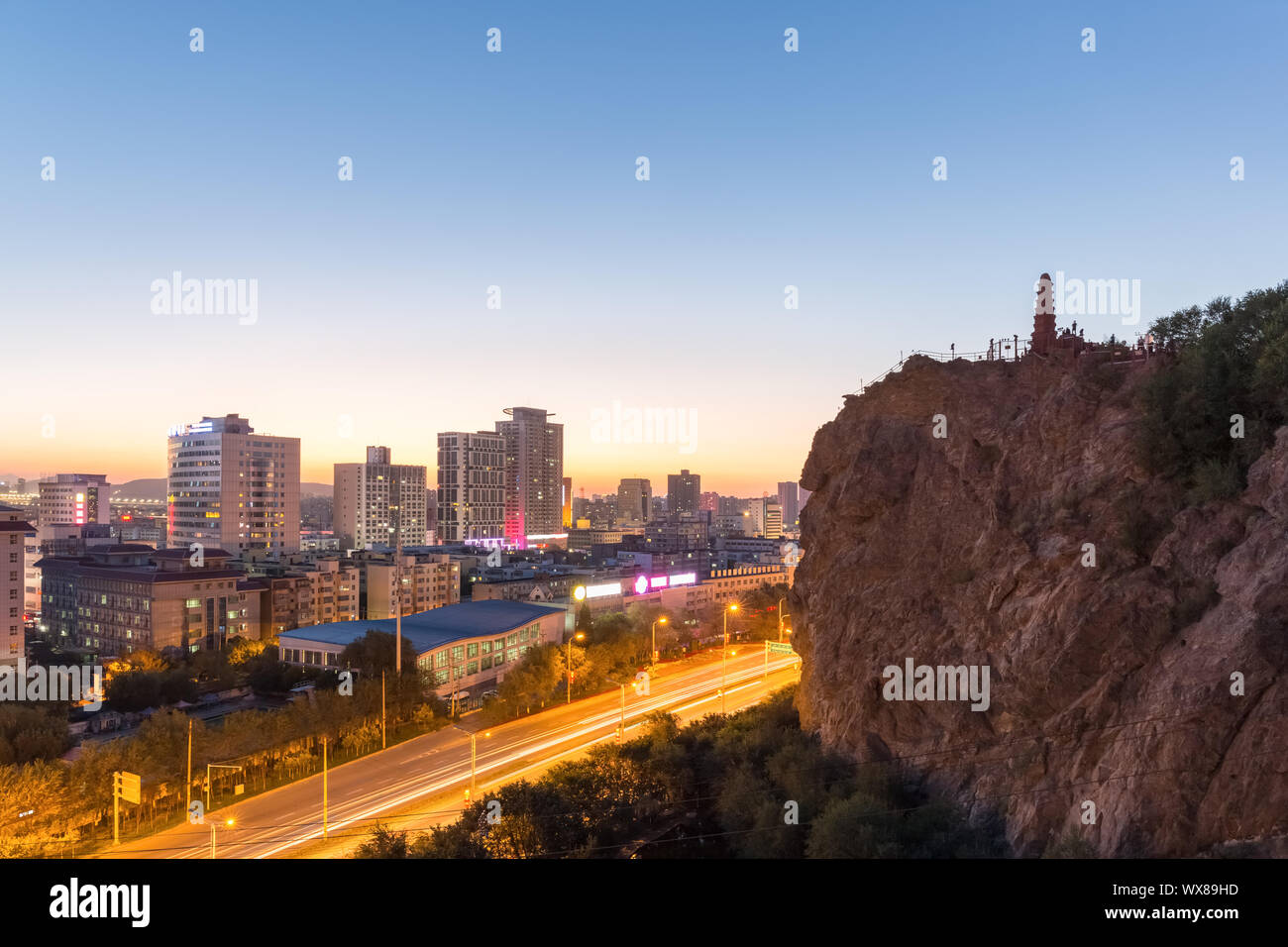 Schöne urumqi Stadtbild im Sonnenuntergang Stockfoto