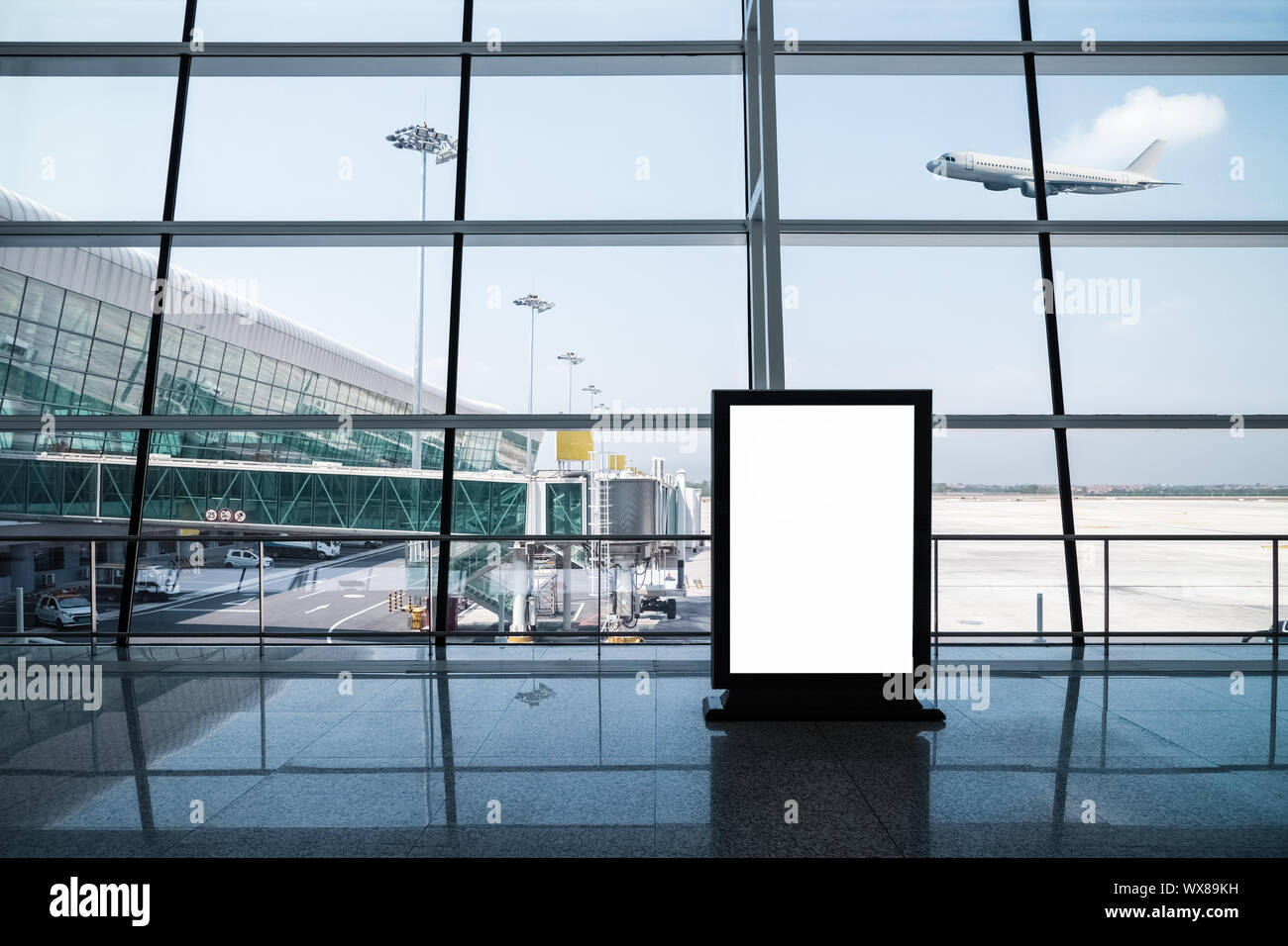 Leere Leuchtkasten im Flughafen Stockfoto