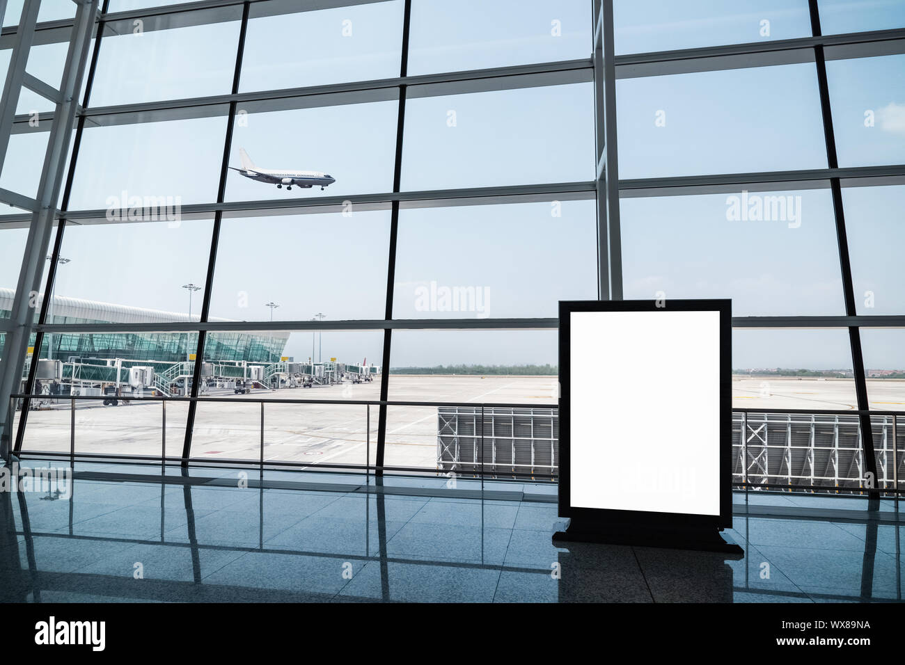 Flughafen Fenster Szene und Leuchtkasten Stockfoto