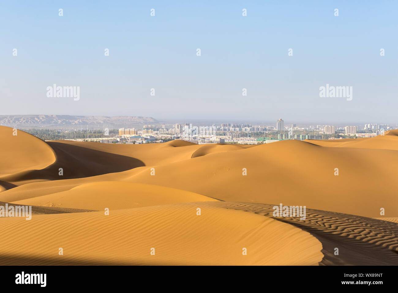Wüste und Stadt Stockfoto