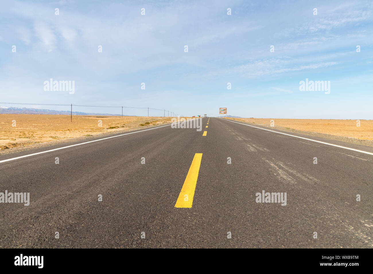 Straße auf der Wüste Gobi Stockfoto