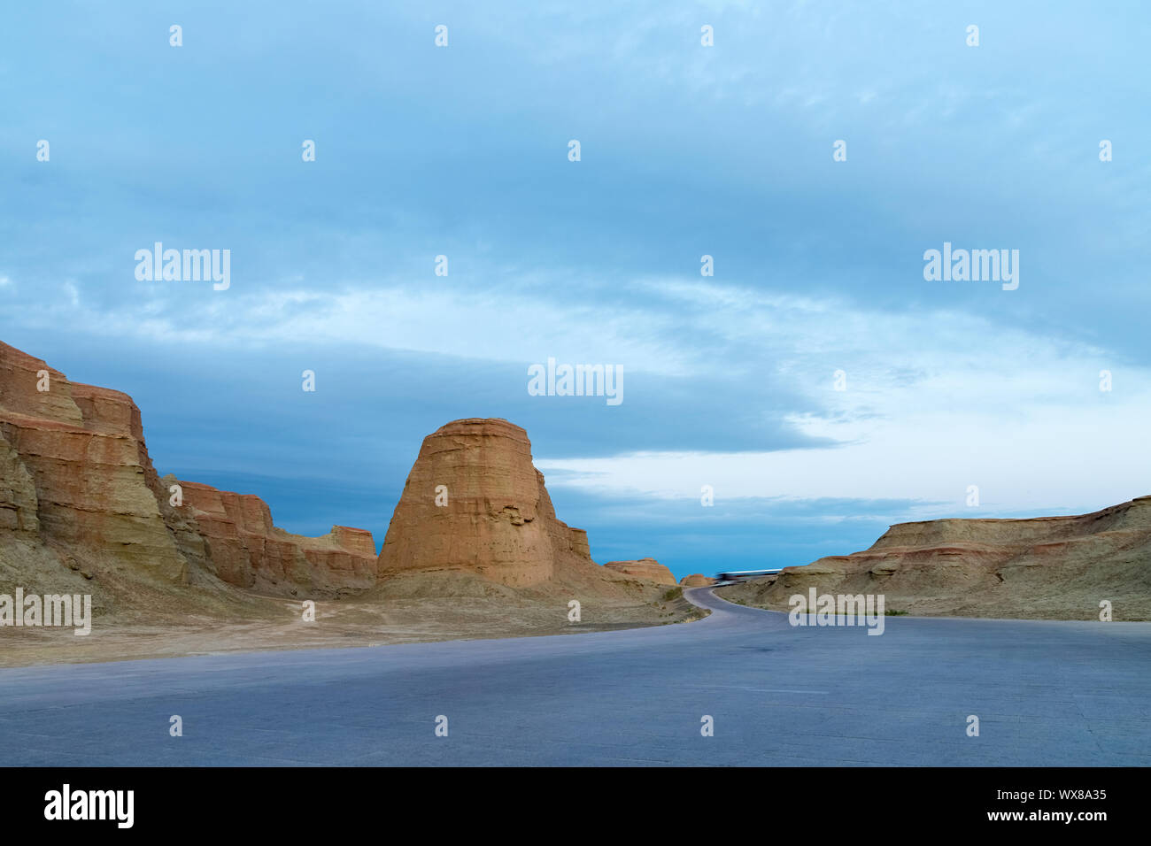 Xinjiang Ghost City in Nightfall Stockfoto