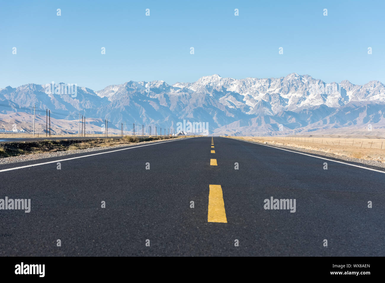 Autobahn und Snow Mountain Stockfoto