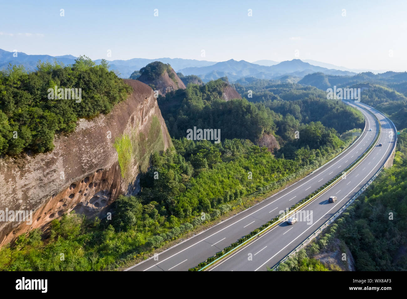 Autobahn im Berggebiet mit danxia Relief Stockfoto