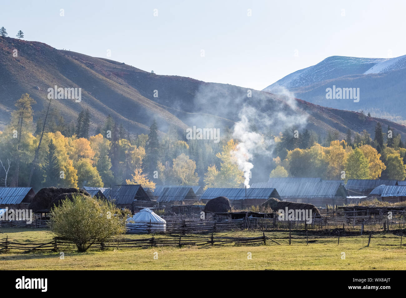 Xinjiang baihaba Dörfer am Morgen Stockfoto