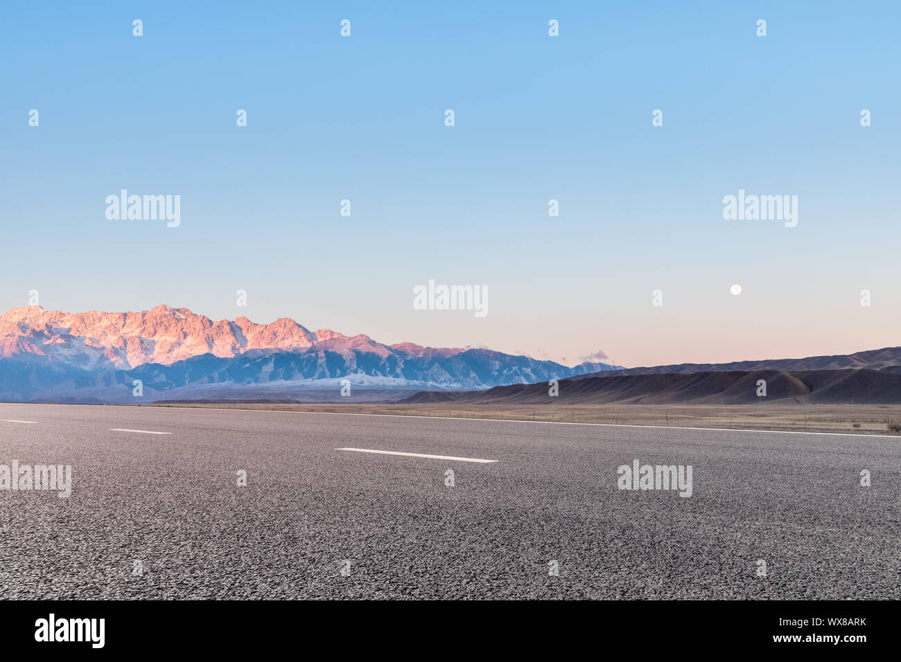 Asphalt und goldene Berge Stockfoto