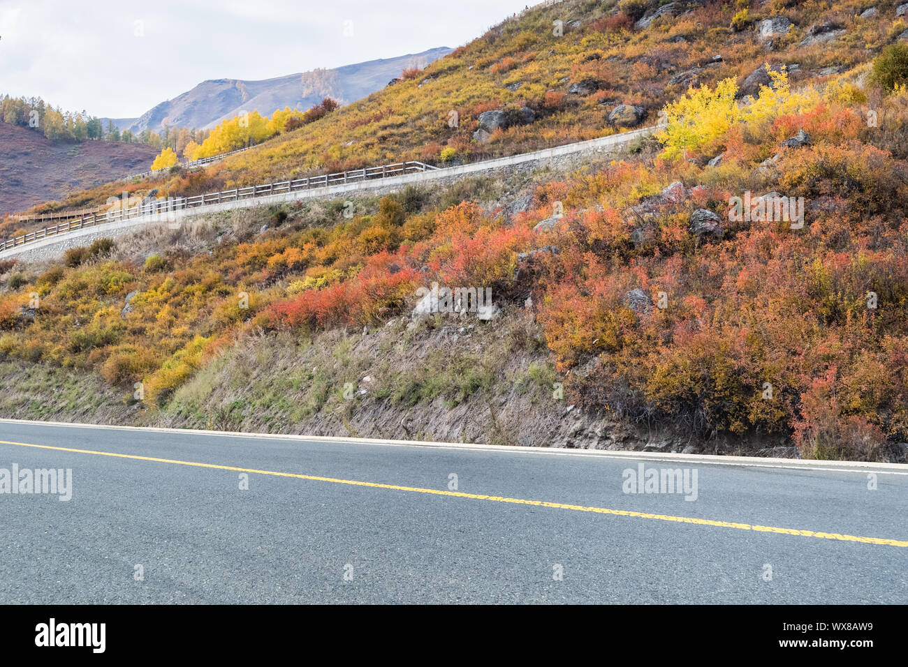 Autobahn auf Herbst bergigen Gegend Stockfoto