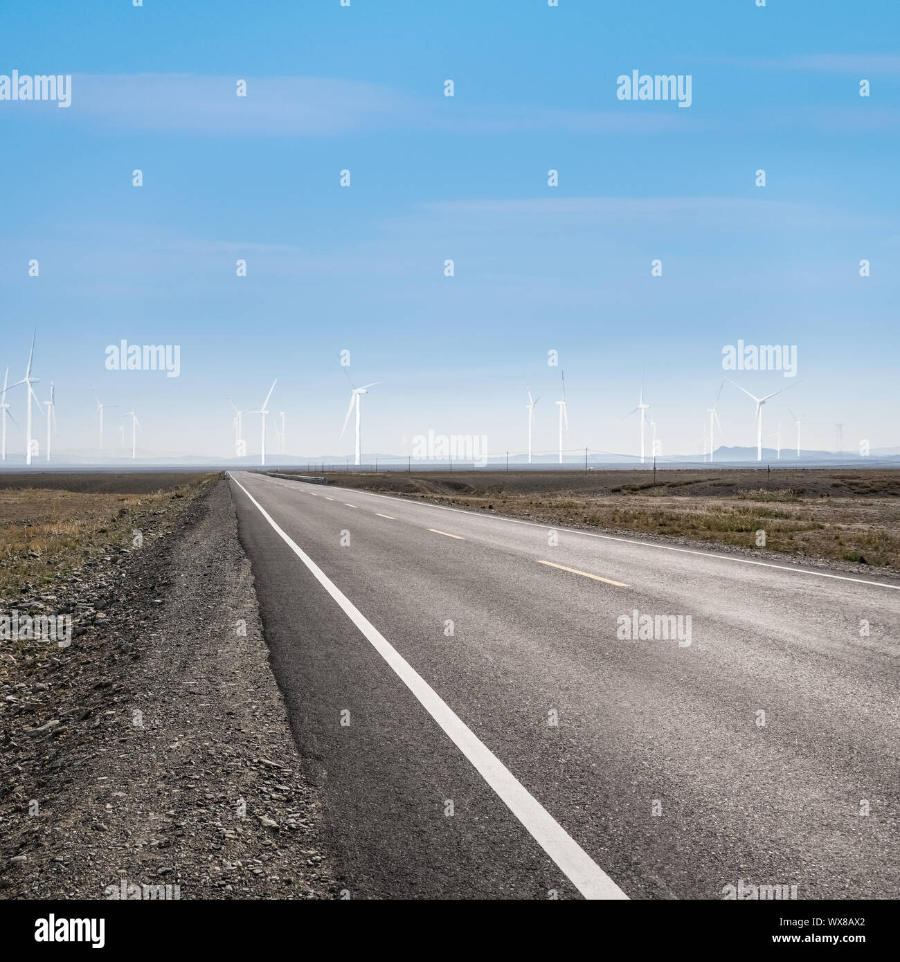 Straße auf Wildnis und Wind Farm Stockfoto