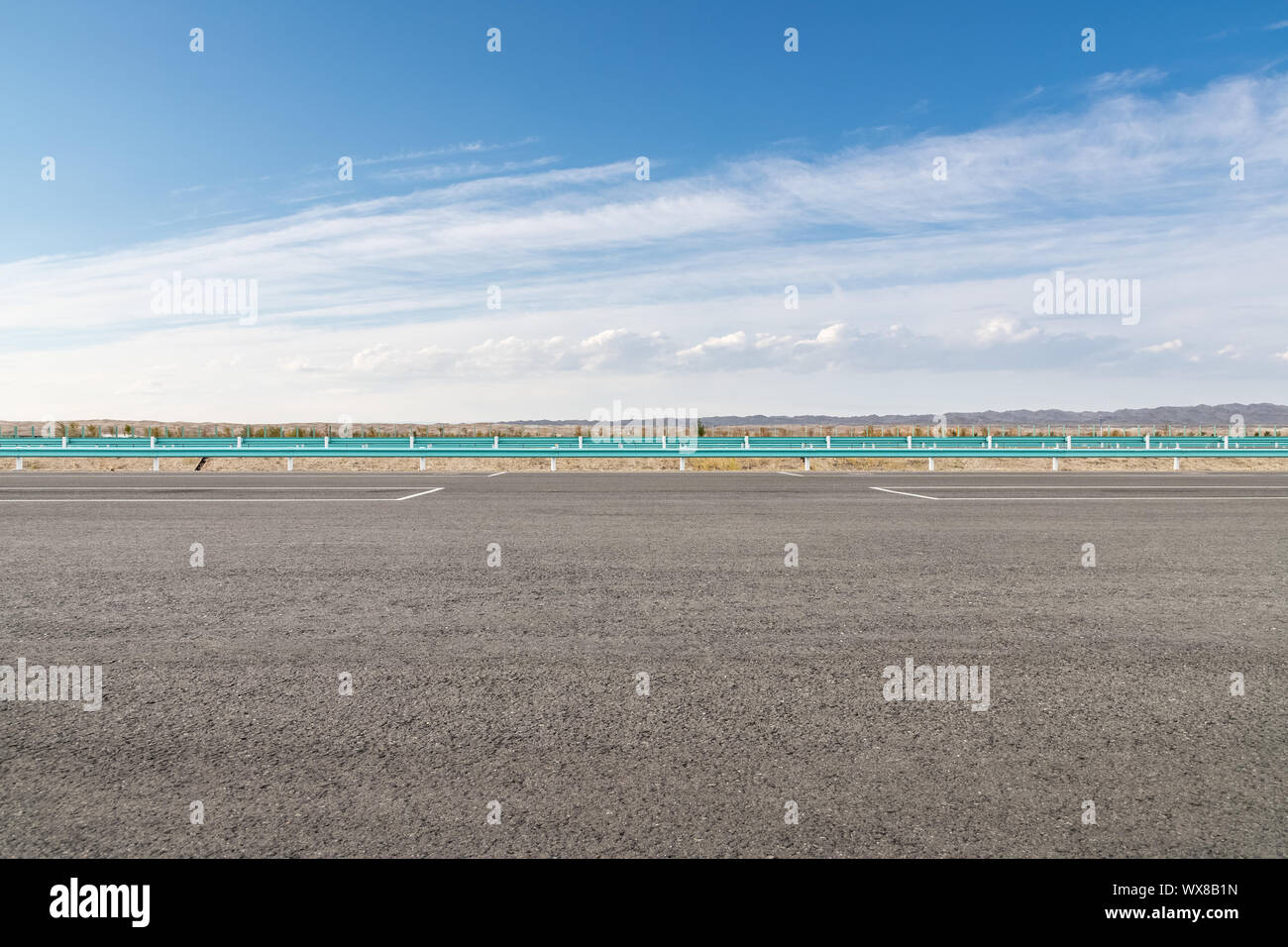 Asphalt Fahrbahn mit blauer Himmel Stockfoto