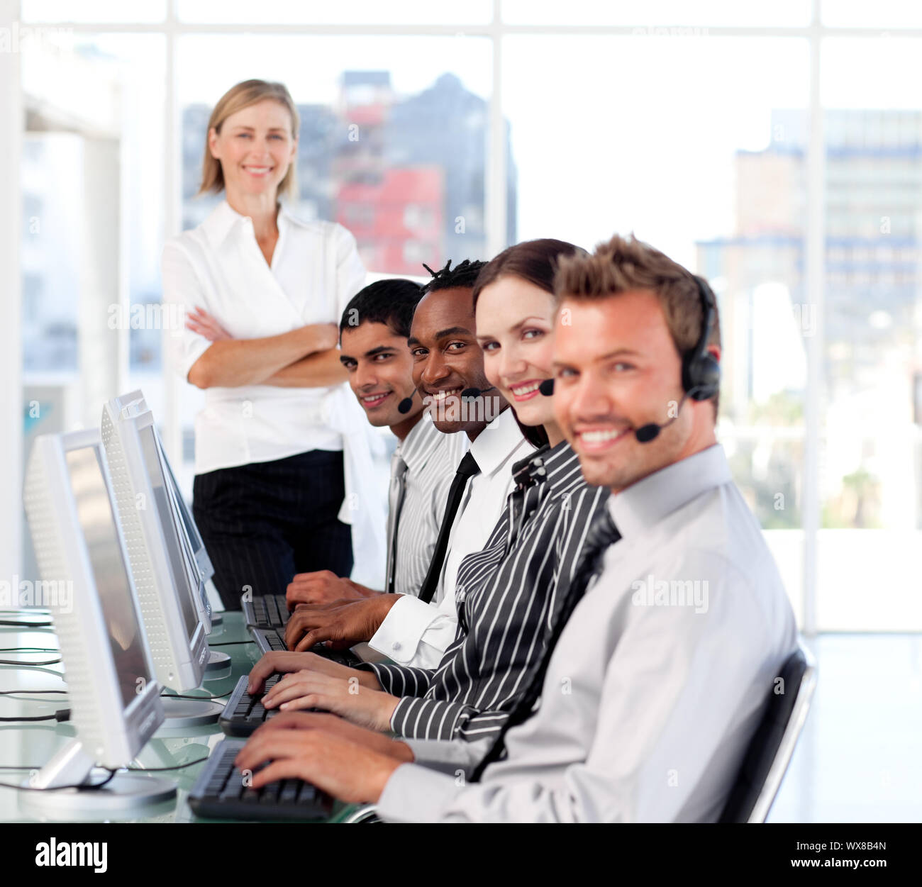 Strahlende Anführerin Managingher Team in einem Callcenter Stockfoto