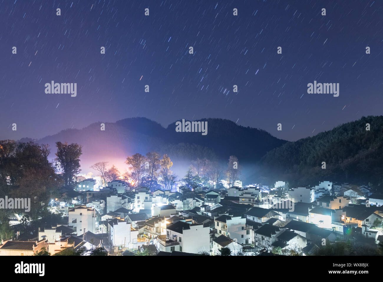 Shicheng Dorf in der Nacht mit star Trails Stockfoto