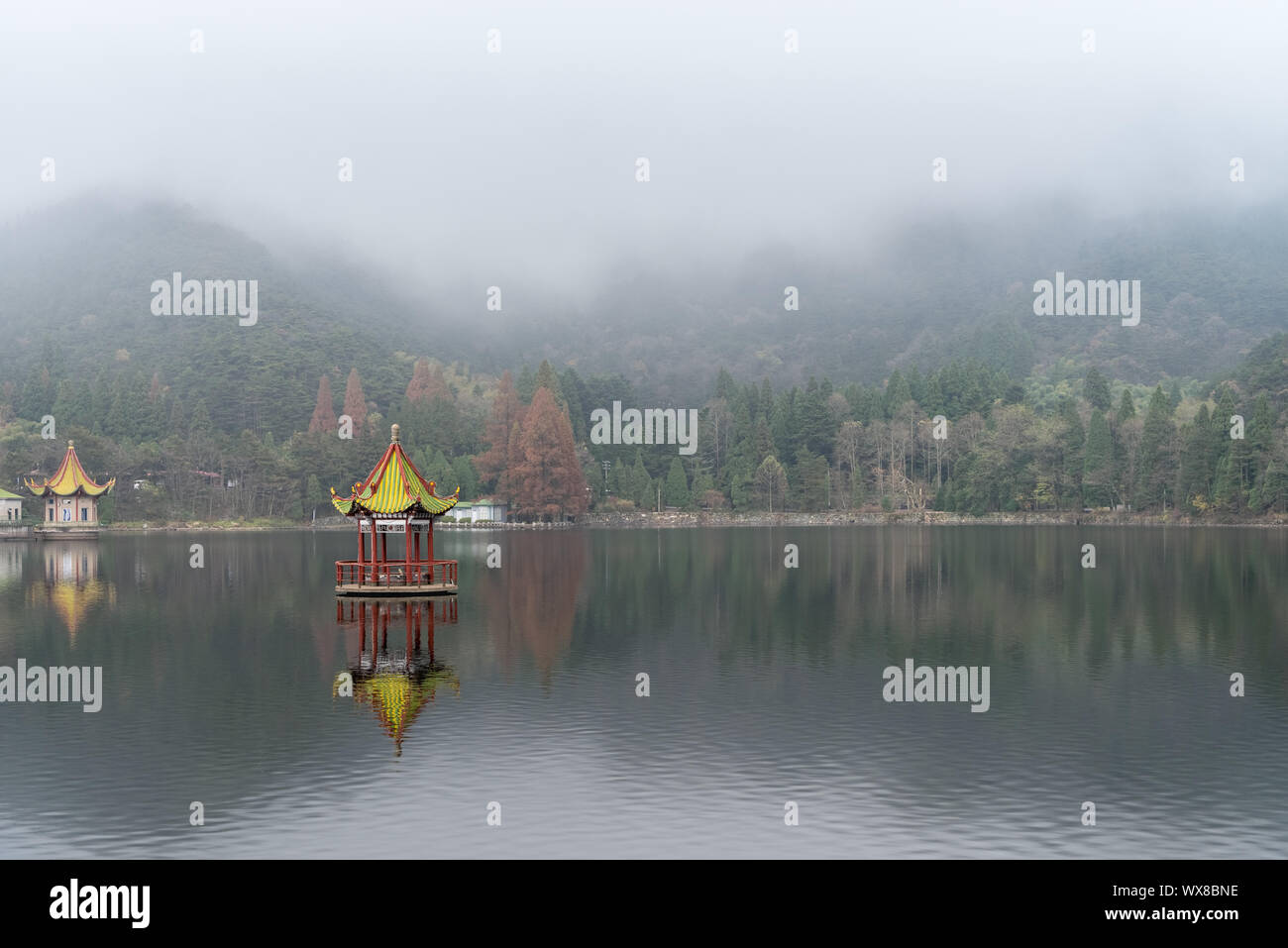 Lulin See in Nebel Stockfoto