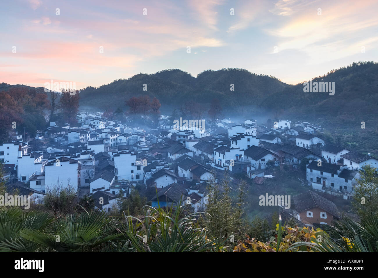Schöne shicheng Dorf Landschaft mit morgenglut Stockfoto