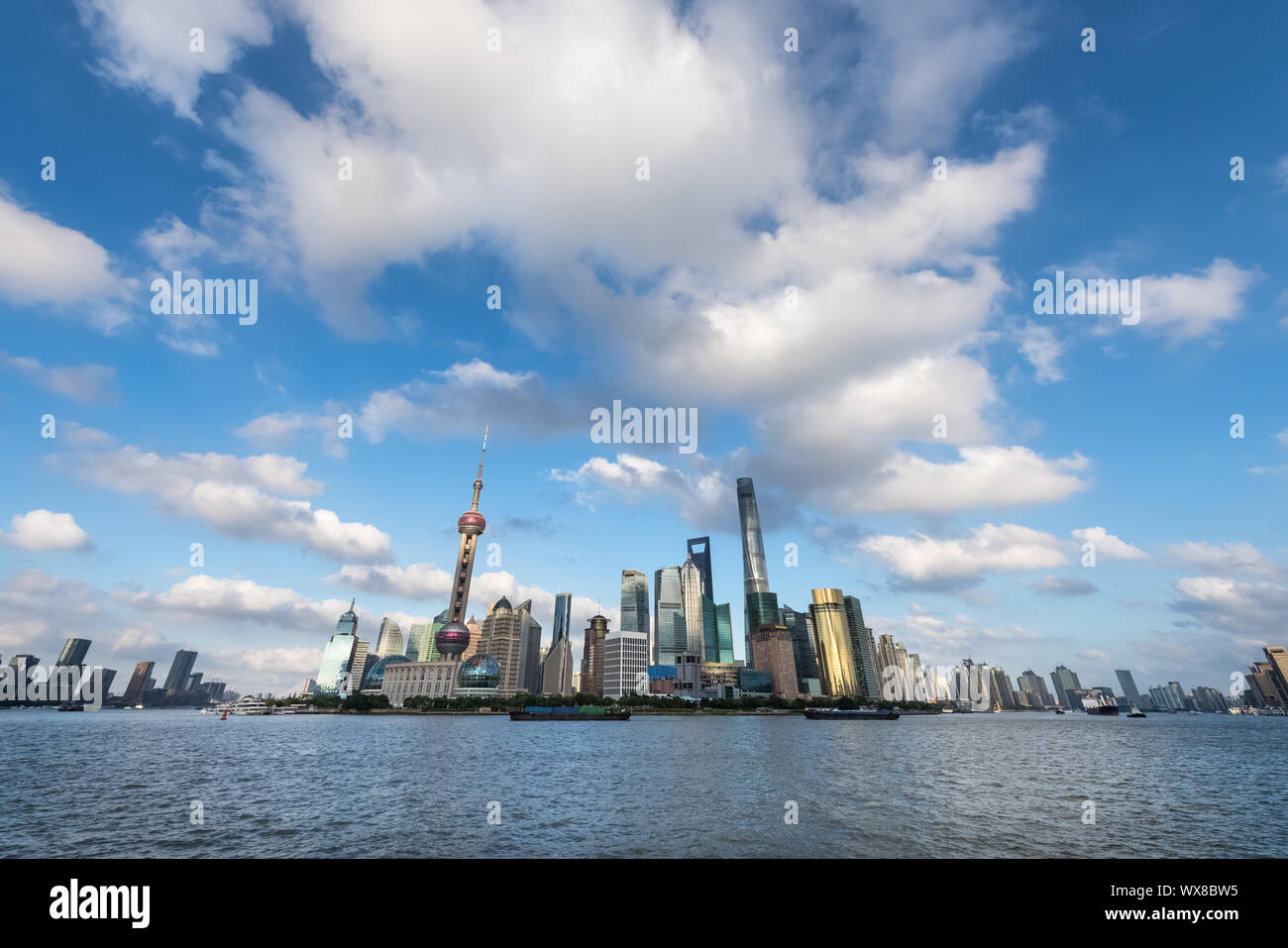 Skyline von Shanghai gegen einen sonnigen Himmel Stockfoto