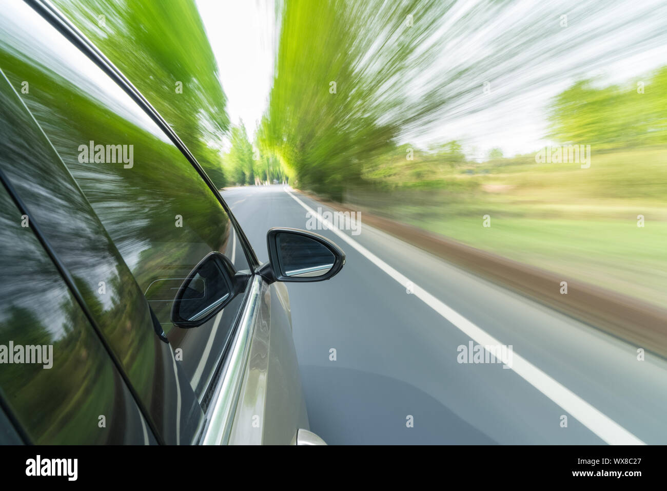 Auto fahren mit schnellen Bewegungsunschärfe Stockfoto