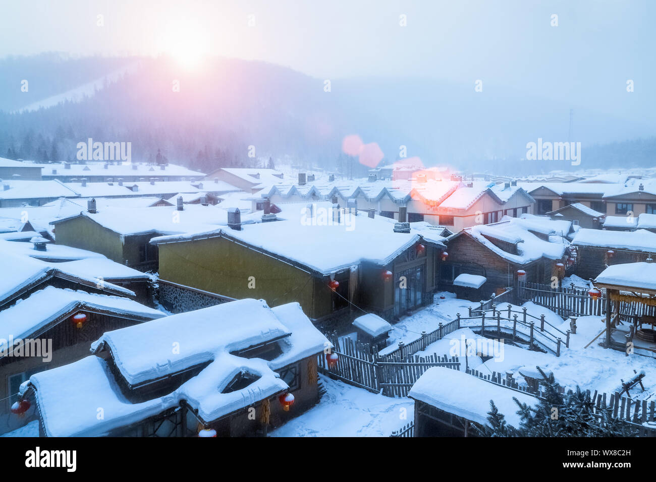 Schnee Gemeinde Landschaft im Sonnenaufgang Stockfoto