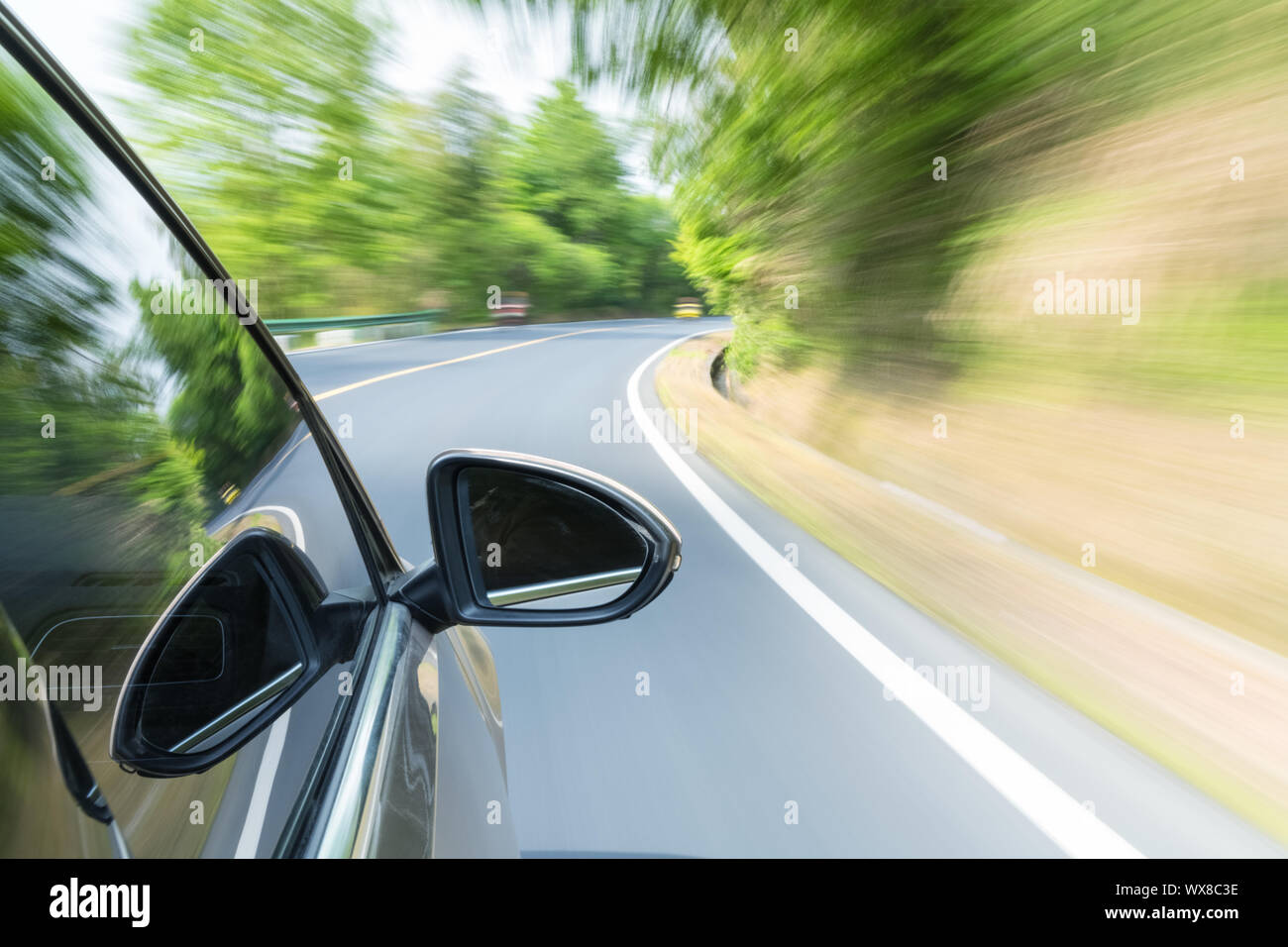 Auto fahren mit schnellen Bewegungsunschärfe Stockfoto