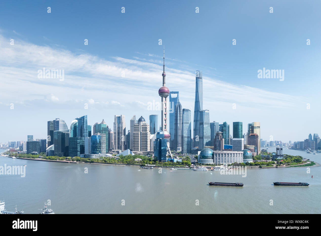 Skyline von Shanghai gegen einen sonnigen Himmel Stockfoto