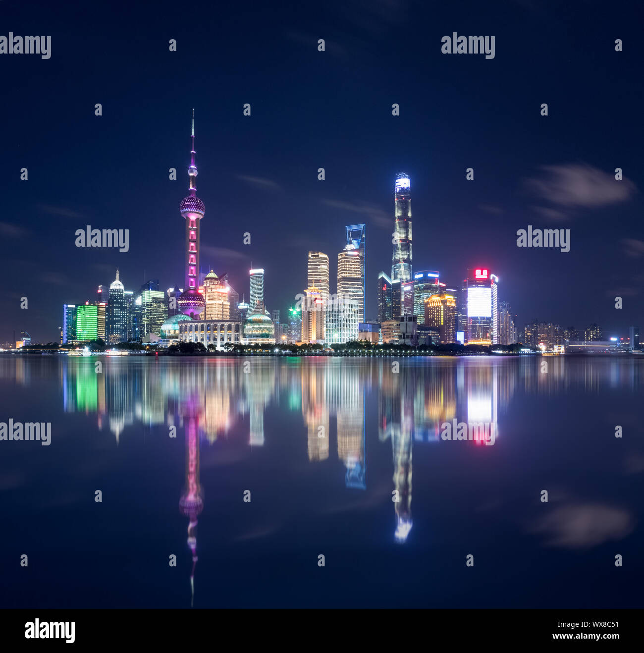 Schöne Skyline von Shanghai und Reflexionen. Stockfoto
