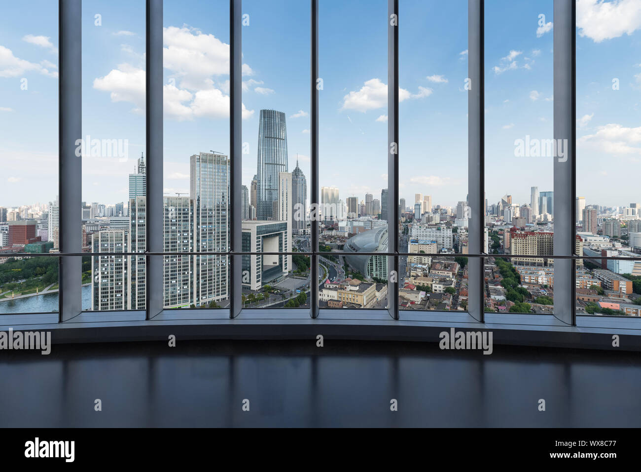 Große Fenster mit modernen Stadtbild Stockfoto