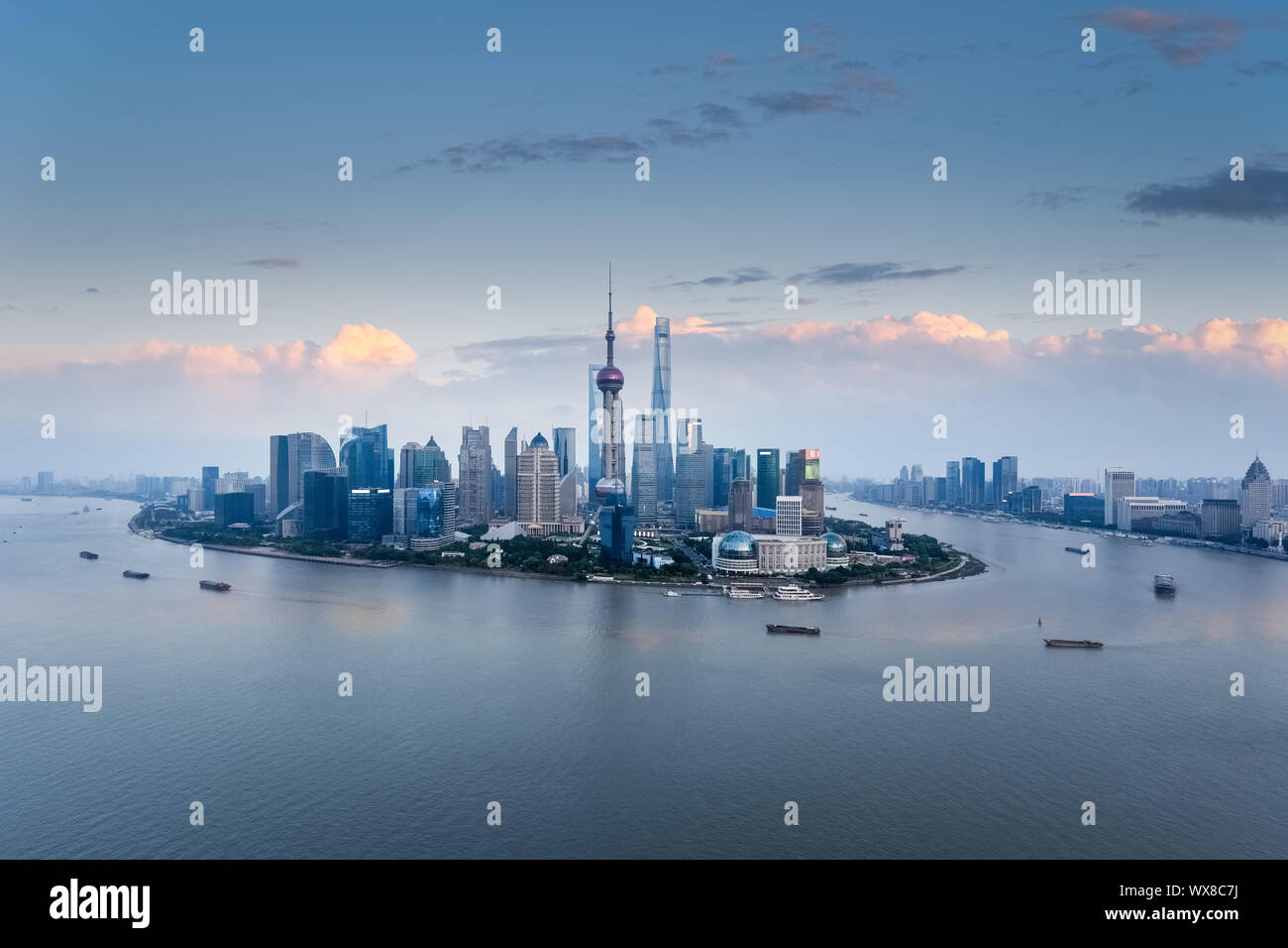 Luftbild Skyline von Shanghai in der Dämmerung Stockfoto