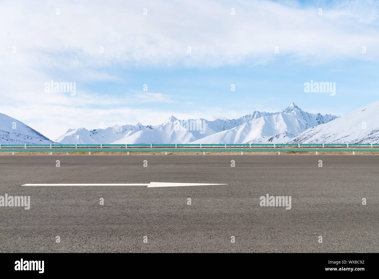 Autobahn und Snow Mountain Stockfoto