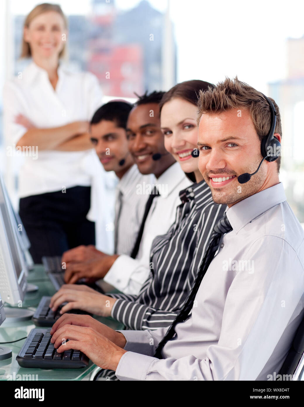 Glückliches Team in einem Callcenter Stockfoto