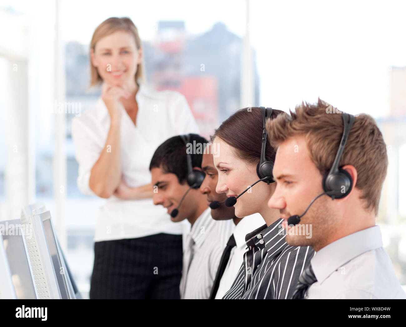 Weibliche Führer mit einer Mannschaft auf ein Call Center konzentriert Stockfoto