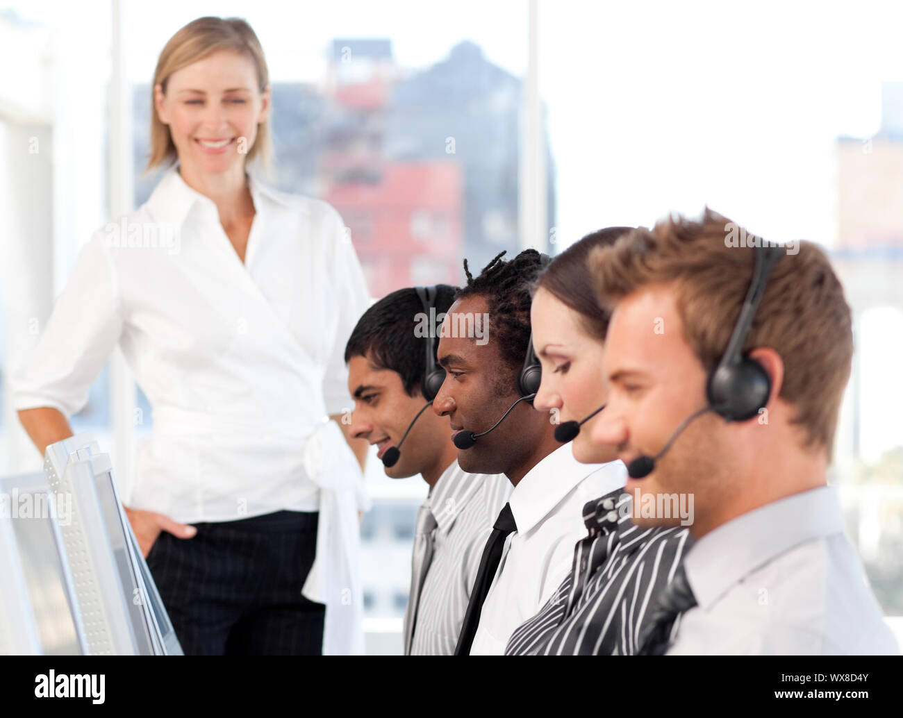 Gerne weibliche Führer mit Ihrem Team auf eine Call Center Stockfoto