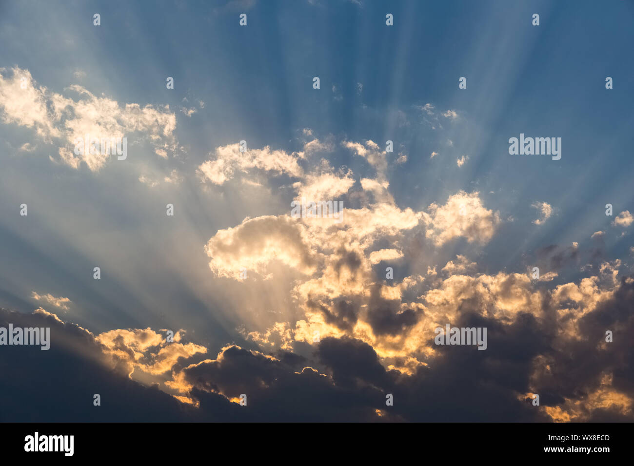 Dramatischer Sonnenuntergang Himmel Hintergrund Stockfoto