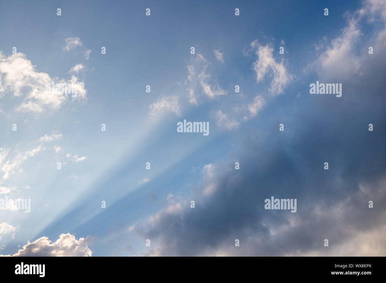 dramatischer Himmelshintergrund Stockfoto