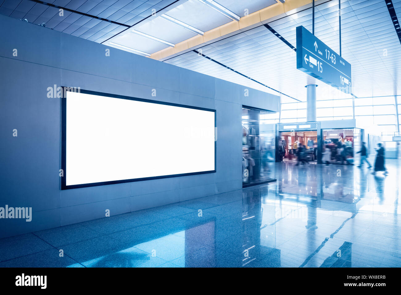Werbung Leuchtkasten im Terminal Stockfoto