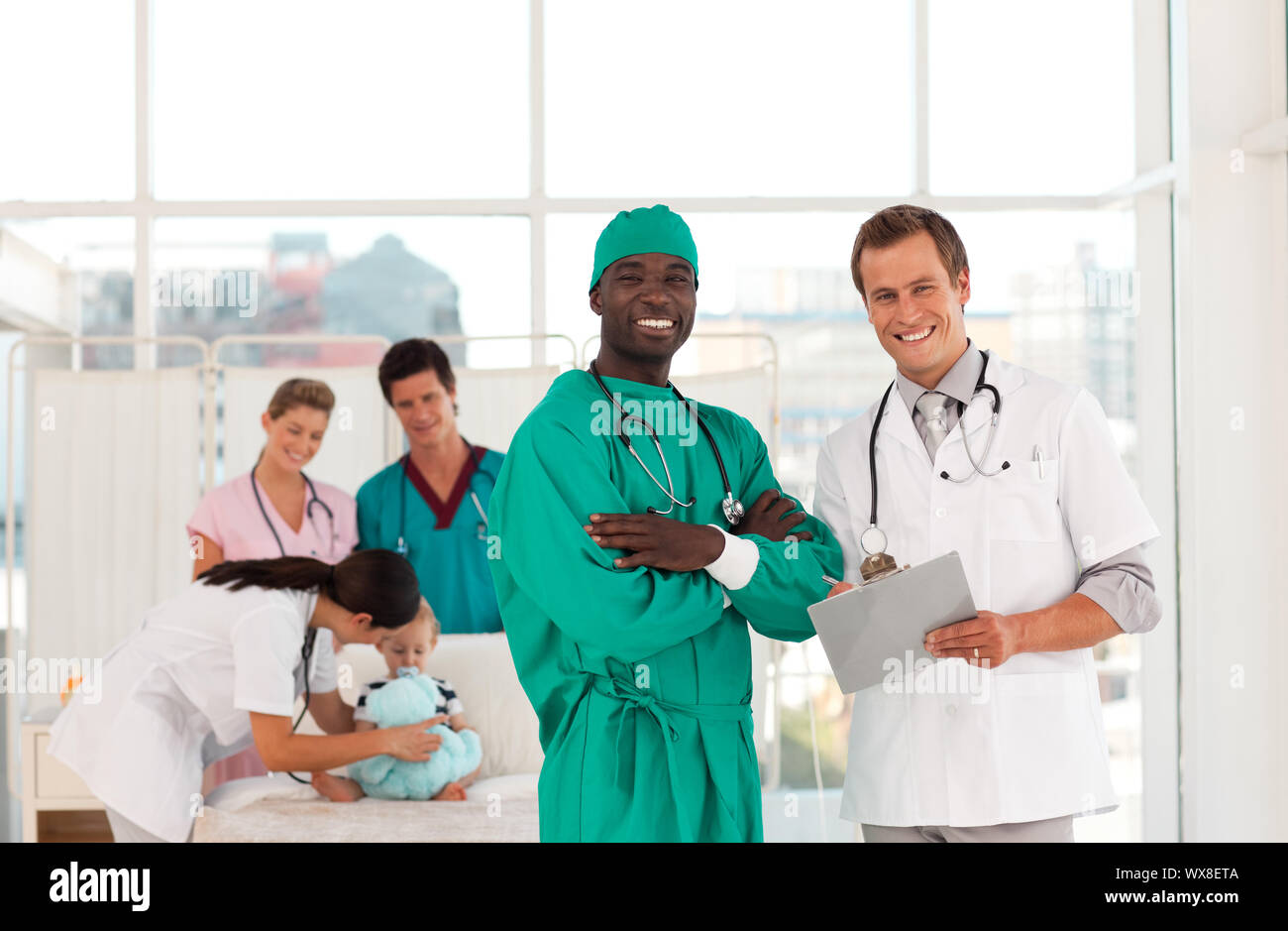 Porträt eines Arztes mit seinem Team im Hintergrund Stockfoto