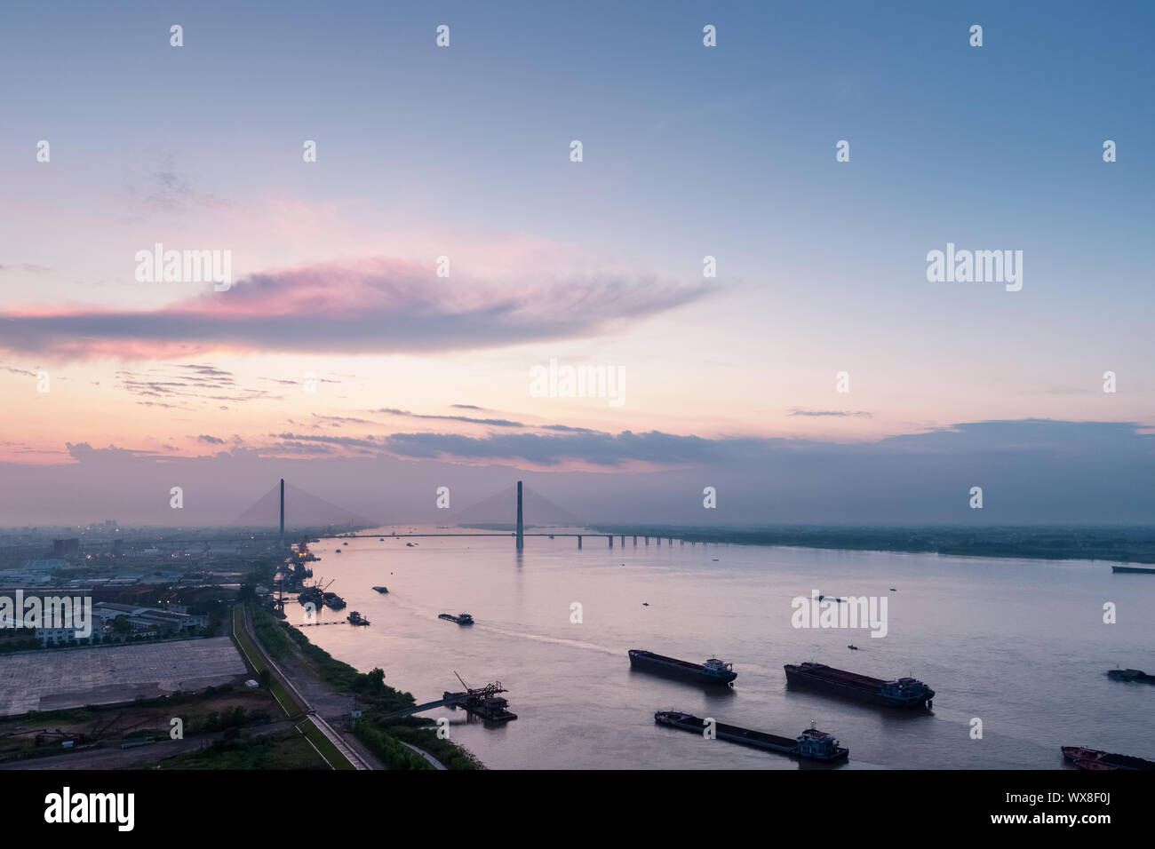 Schöne Yangtse Landschaft in der Dämmerung Stockfoto
