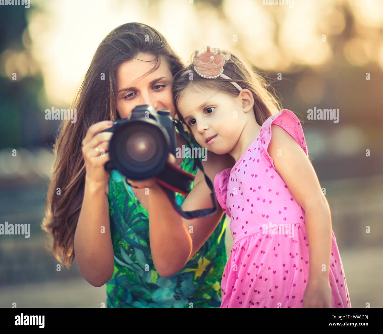 Mutter und Tochter die Bilder mit der Kamera Stockfoto