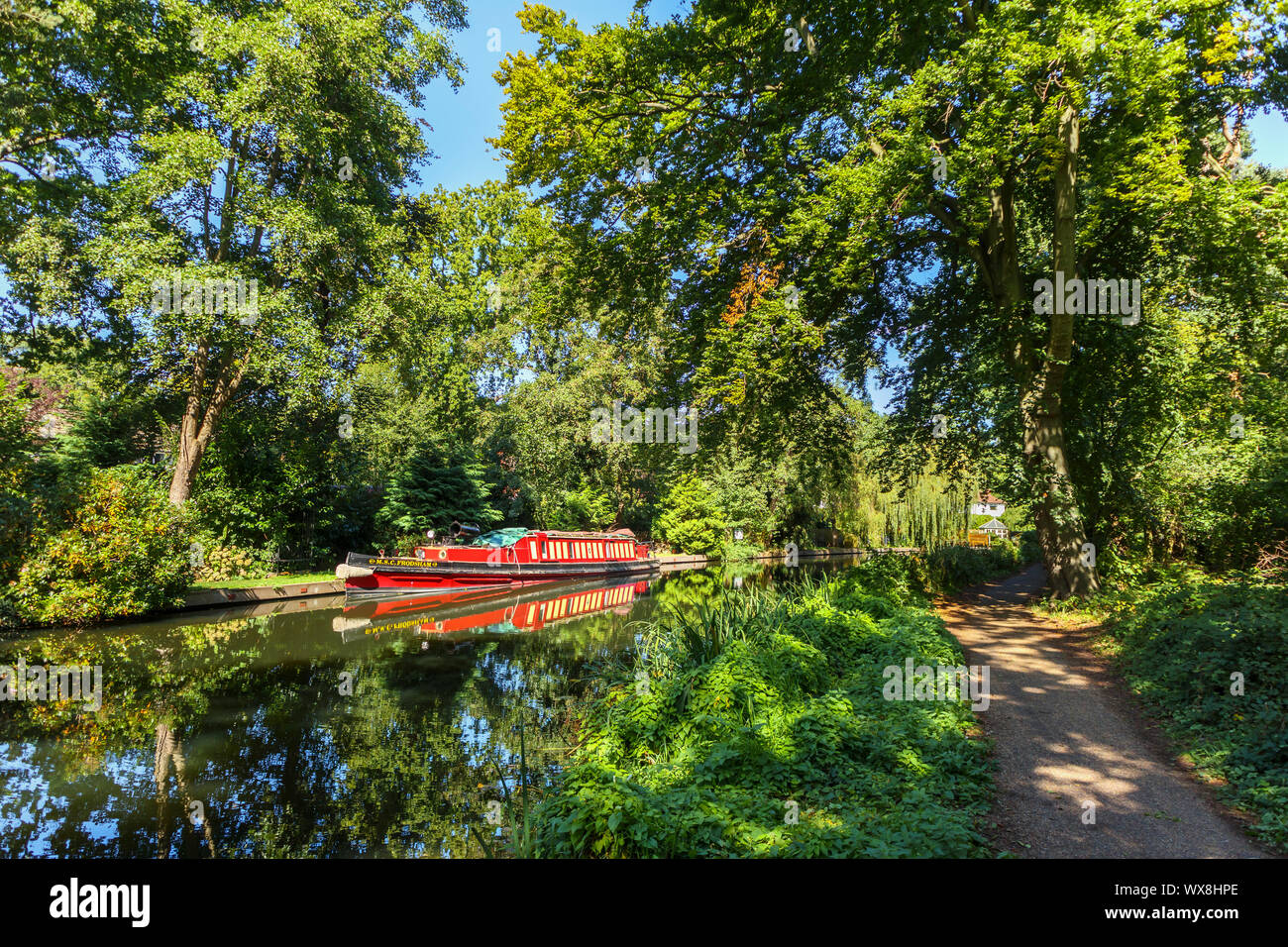 Traditionelles rotes 15-04 vertäut am Ufer der Basingstoke Canal im Woodham Bereich der Woking, Surrey, Südosten, England, Grossbritannien Stockfoto