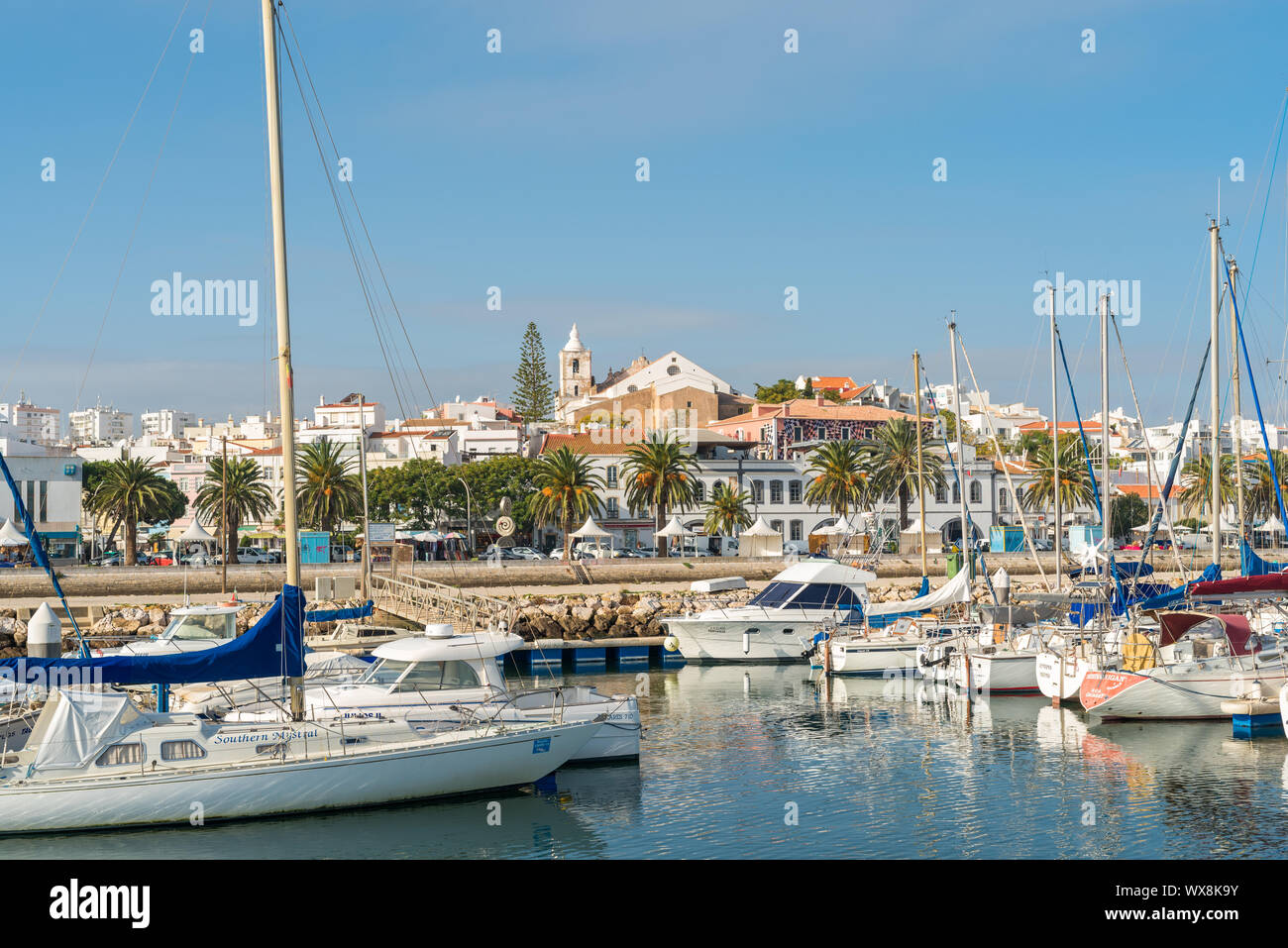 Segelboote in der Marina von Lagos im Süden der Algarve Stockfoto