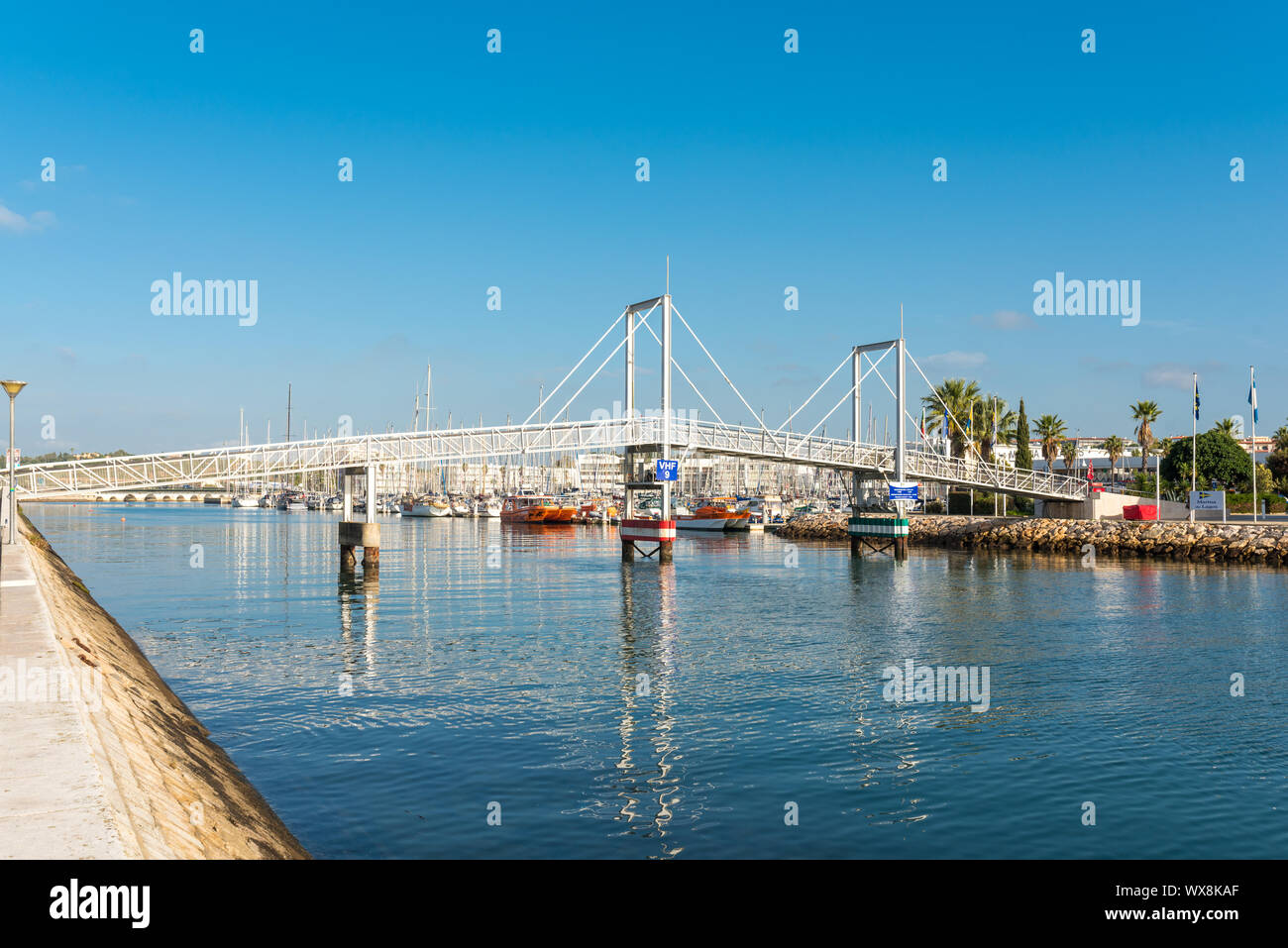 Der Steg in der Marina von Lagos ist als moderne Zugbrücke ein Wahrzeichen im Hafen Stockfoto