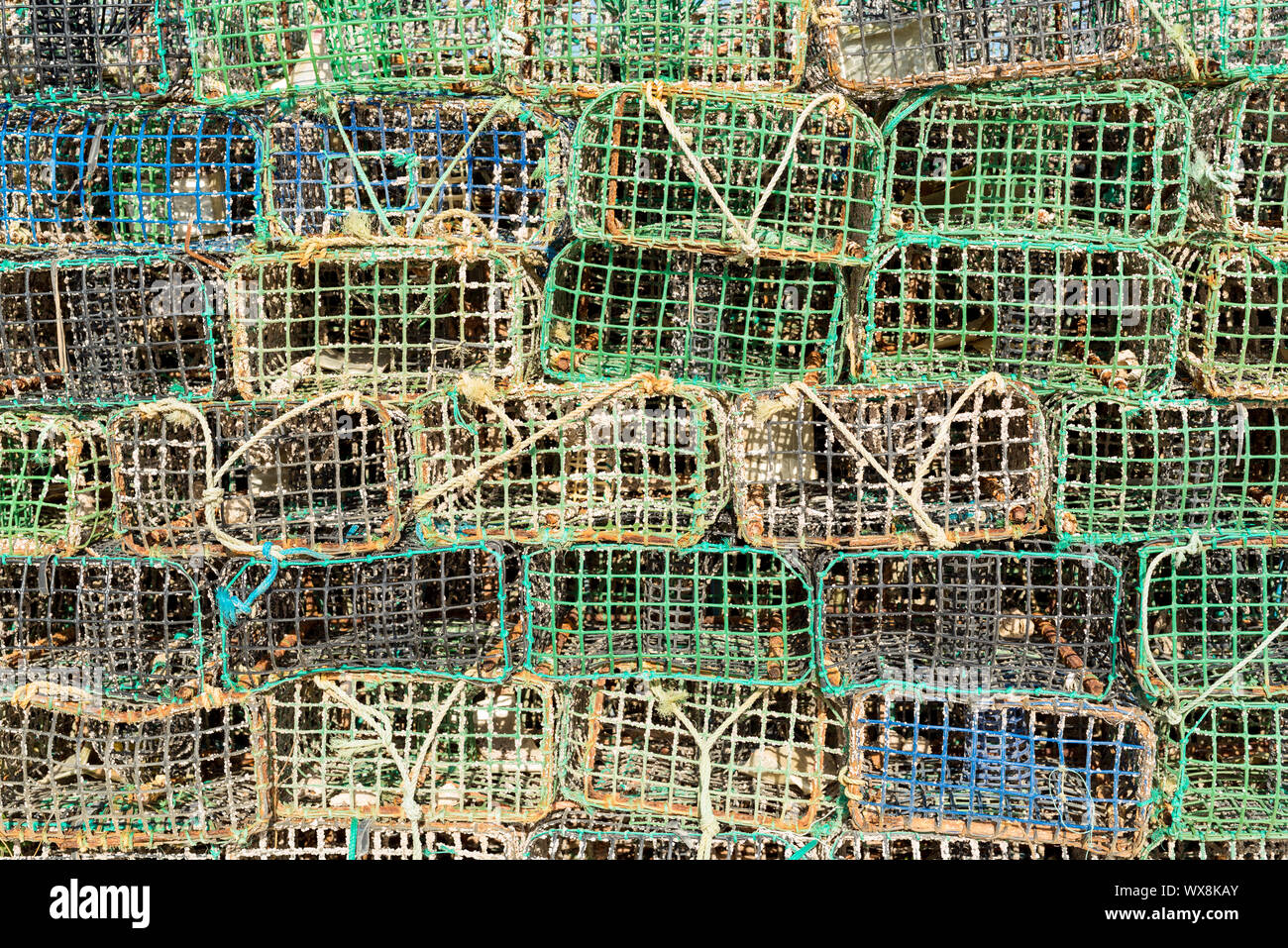 Stapel von kommerziellen prawn Reusen im Hafen von Lagos Stockfoto