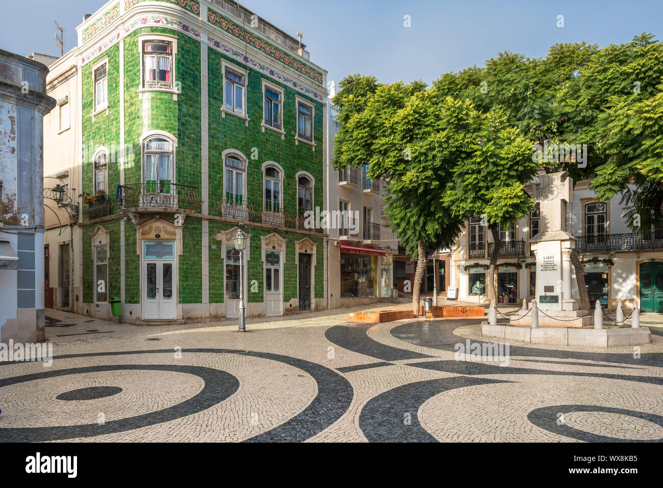 Grün glasiert Fliese Gebäude auf der Luis de Camões Square in Lagos, Portugal Stockfoto