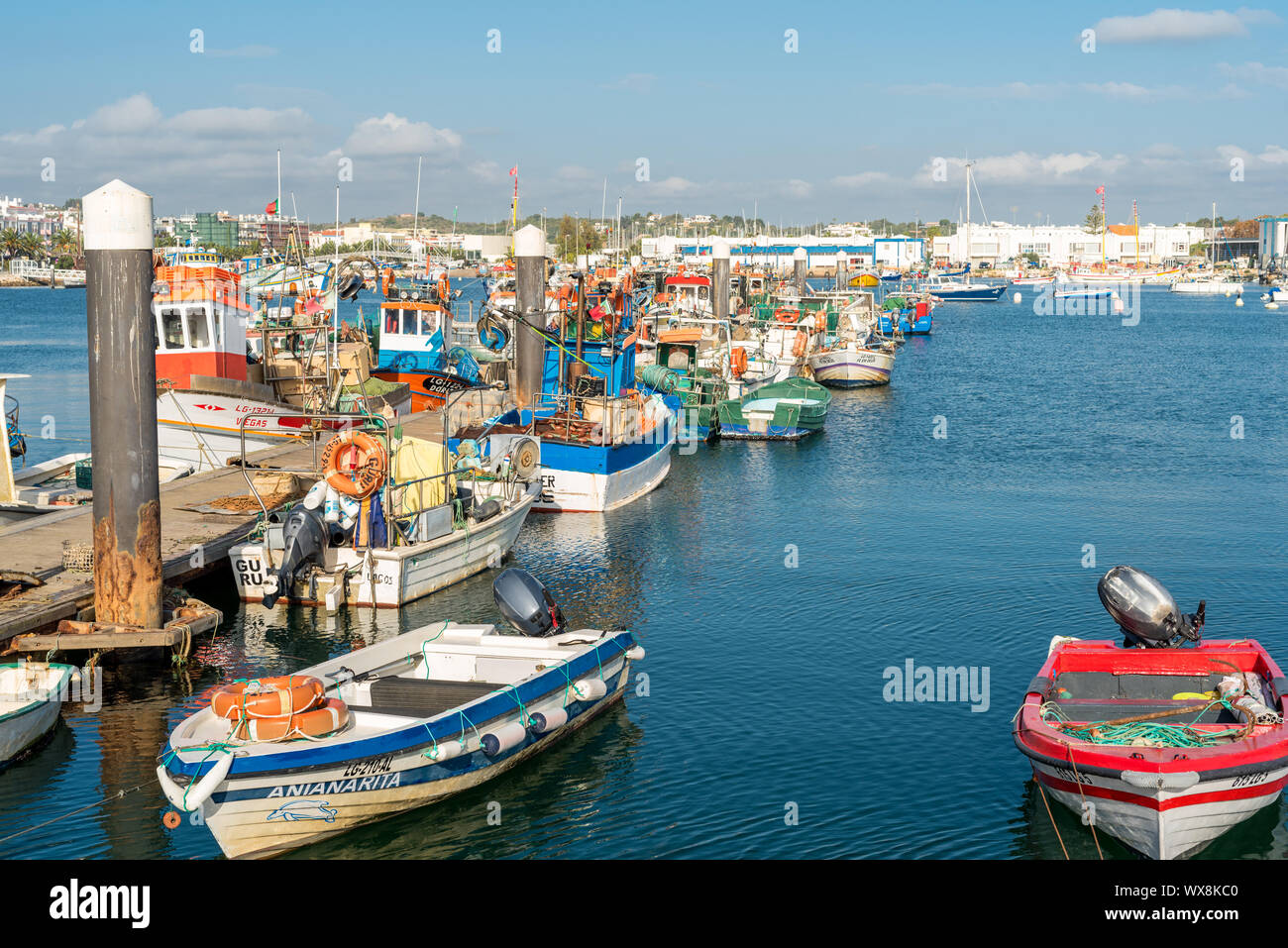 Den Hafen und die Stadt Lagos in der Algarve Stockfoto