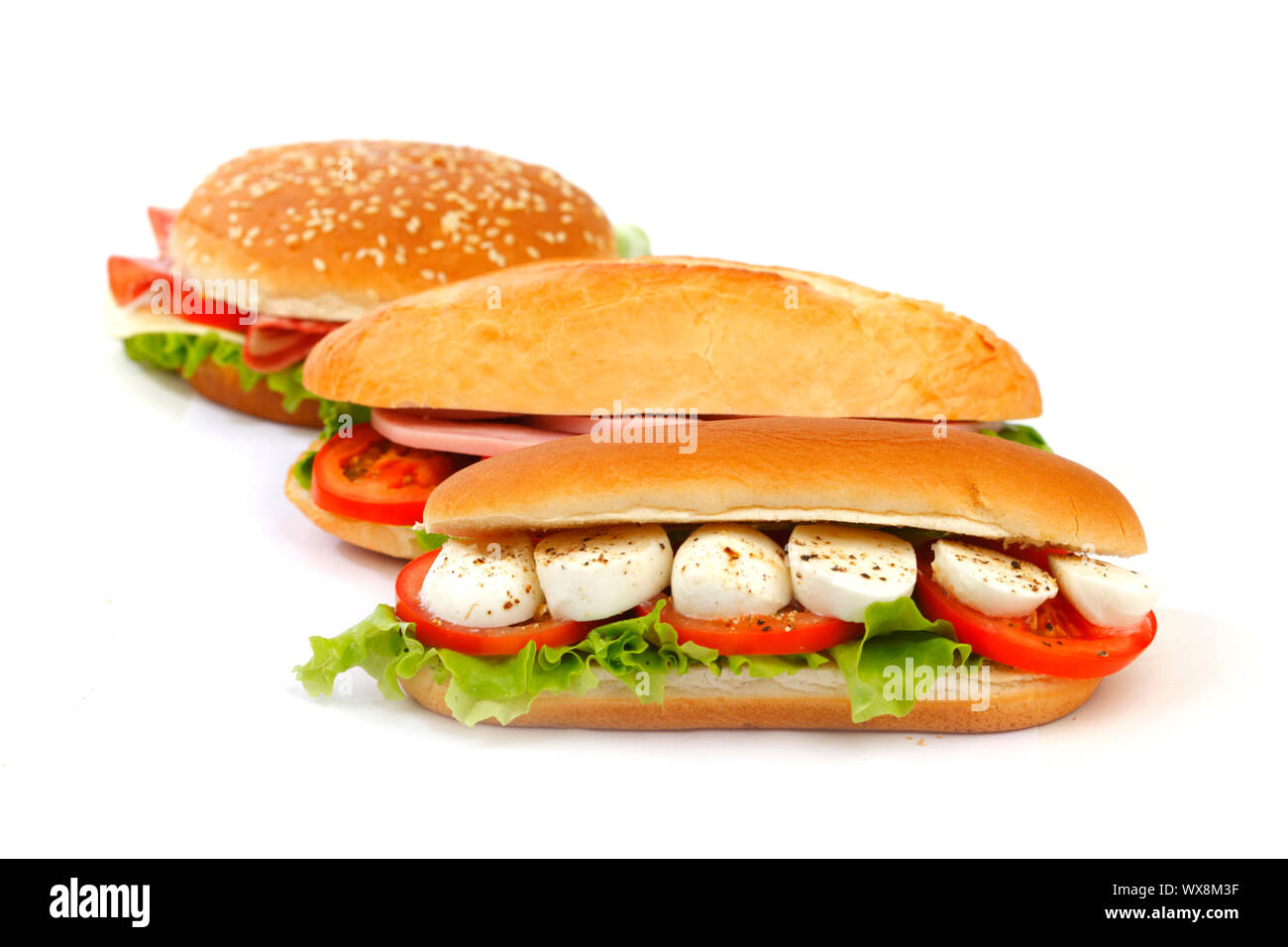 Sandwich mit Mozzarella, Tomaten und Salat Stockfoto