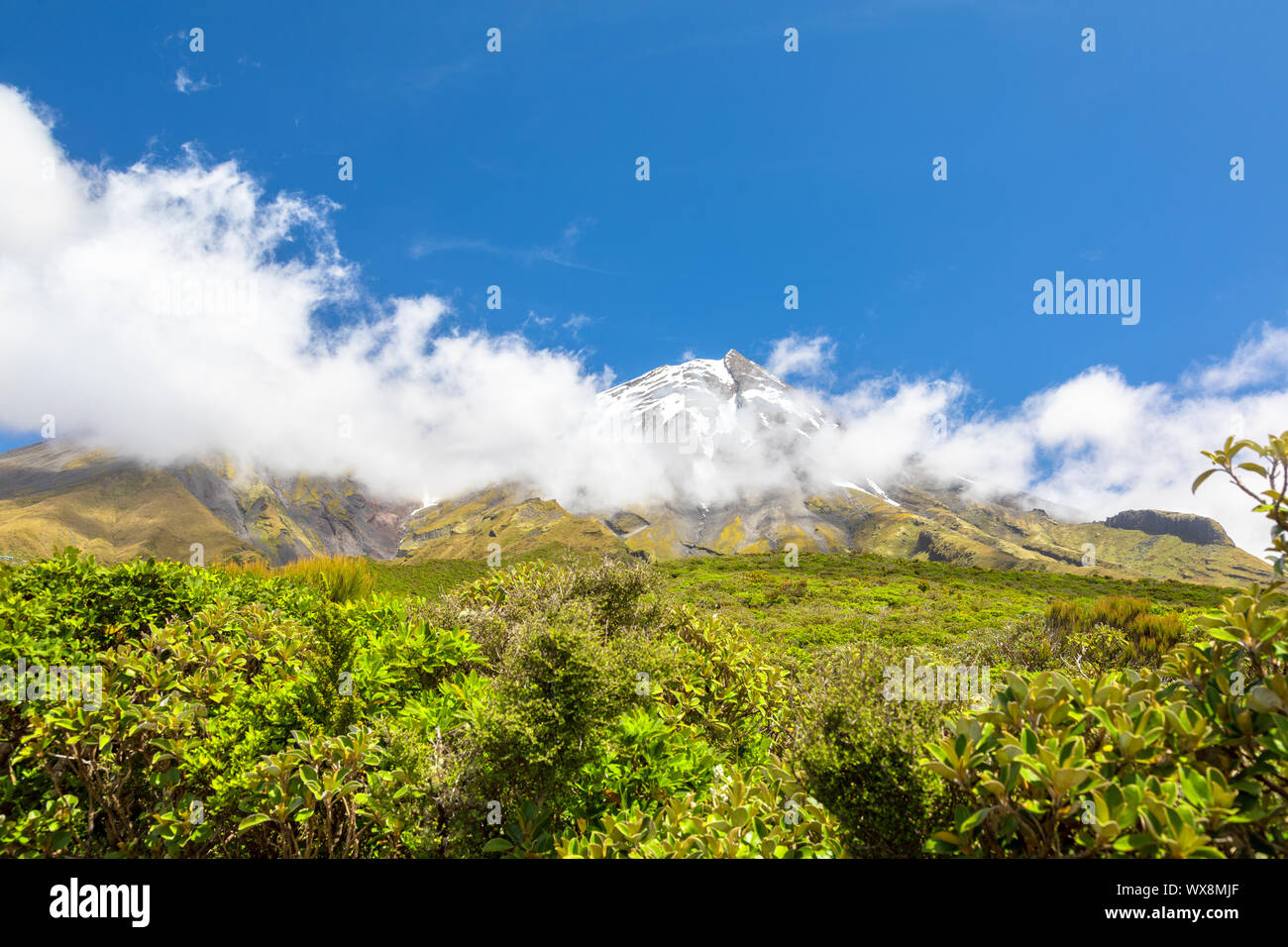 Vulkan Taranaki abgedeckt in Wolken, Neuseeland Stockfoto