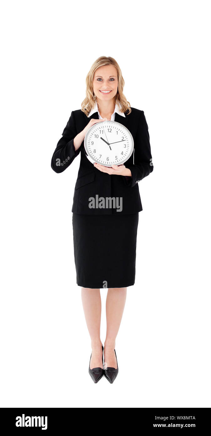 Hocherfreut Geschäftsfrau hält eine Uhr gegen weiße blackground Stockfoto