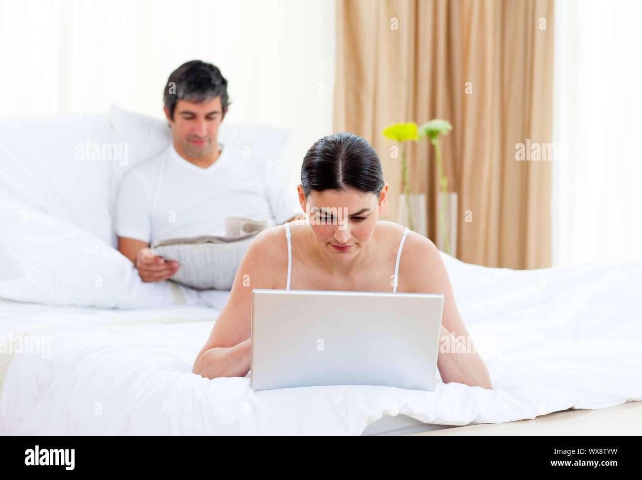 Kaukasische Paar entspannen Sie sich auf ihrem Bett zu Hause Stockfoto