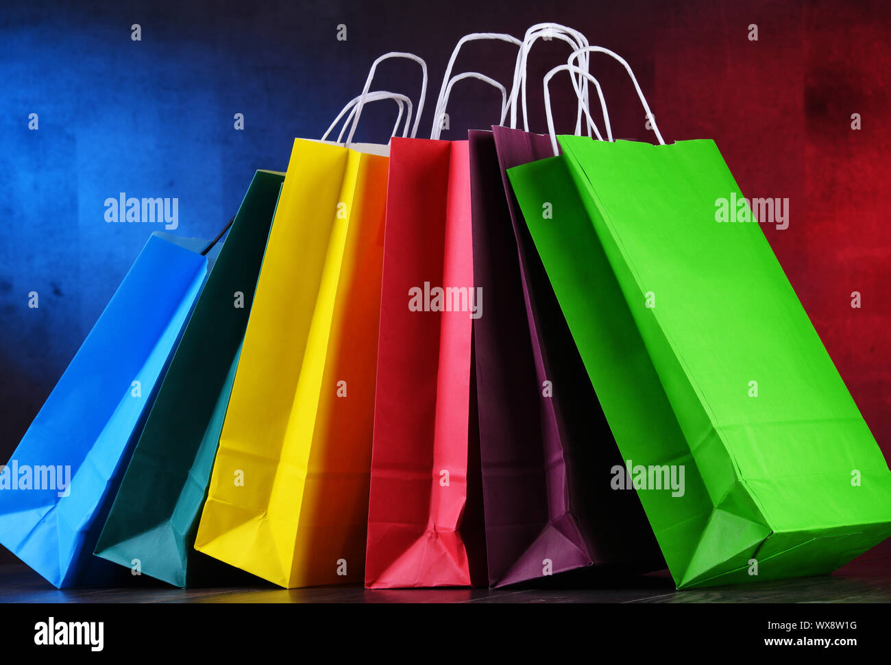 Zusammensetzung mit bunten Papier Einkaufstüten. Stockfoto